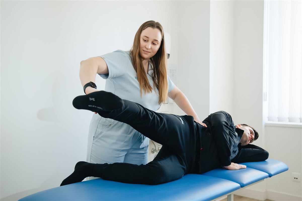 Fisioterapeuta realizando un estiramiento de cadera en la clínica