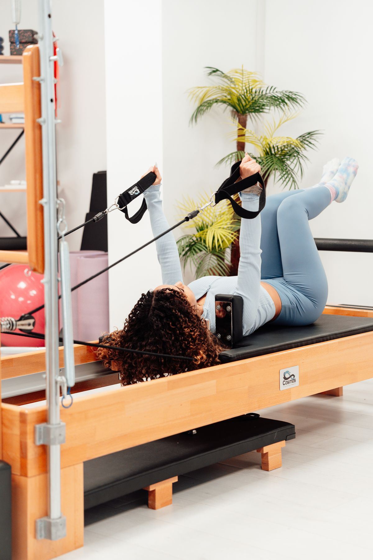 Mujer haciendo pilates en reformer
